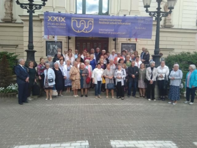 Zdjęcie uczestników przed Teatrem